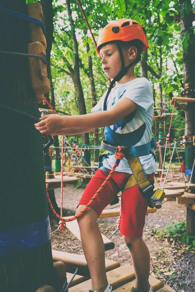 Çocuk bir halat Parkı tırmanıyor