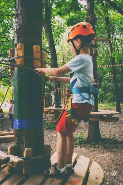 Çocuk bir halat Parkı tırmanıyor
