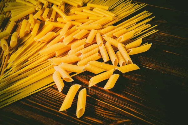 Ahşap arka planda farklı türde makarna.