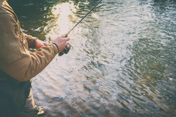 Pescatore Cattura Una Trota Fiume Montagna — Foto Stock