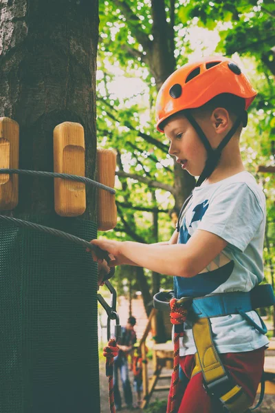 Çocuk bir halat Parkı tırmanıyor