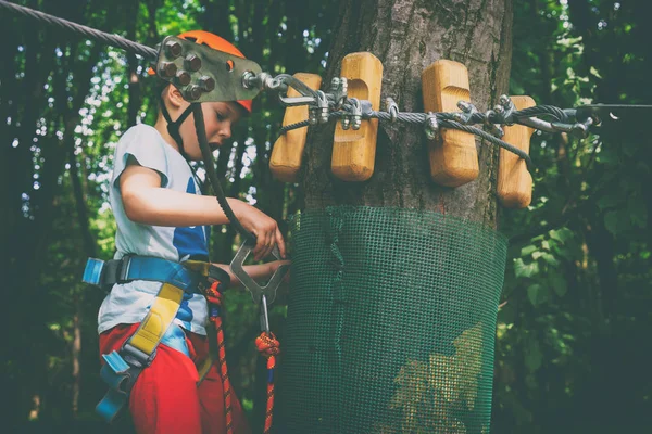 Çocuk bir kolye park tırmanıyor