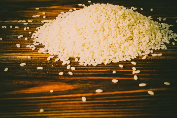 ahşap bir arka plan üzerinde pirinç