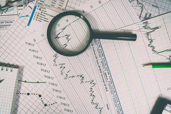 Mali grafik Büyüteç ve kalemler