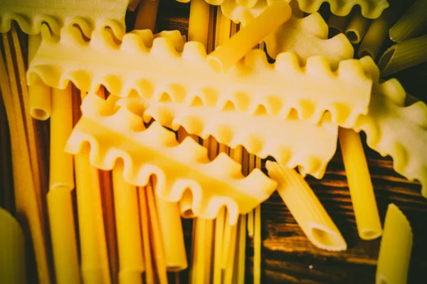 Ahşap bir masa üzerinde makarna