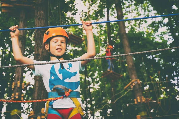 Çocuk bir halat Parkı tırmanıyor