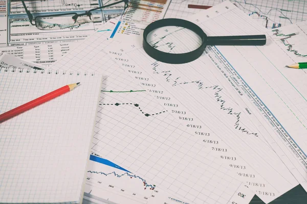 Mali grafik Büyüteç ve kalemler