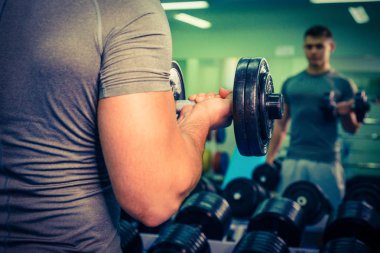 Spor salonunda vücut geliştirmeci