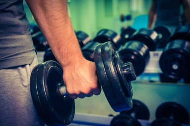 Spor salonunda vücut geliştirmeci