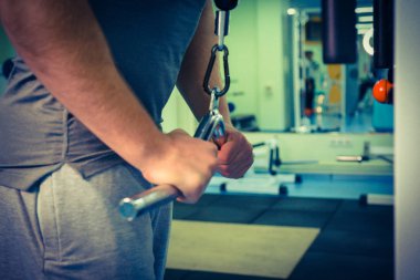 Spor salonunda vücut geliştirmeci