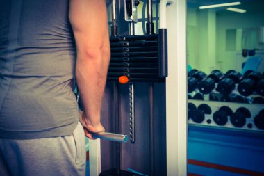 Spor salonunda vücut geliştirmeci