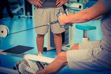 Spor salonunda vücut geliştirmeci