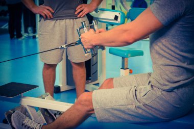 Spor salonunda vücut geliştirmeci