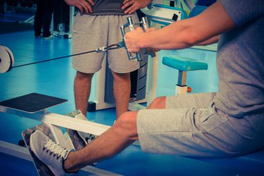 Spor salonunda vücut geliştirmeci