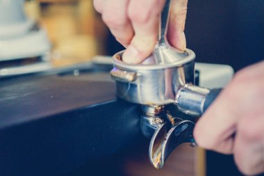 barmen bir kahve makinesi kahve hazırlar