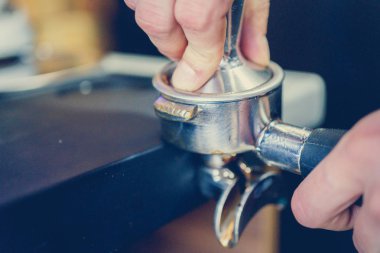 barmen bir kahve makinesi kahve hazırlar