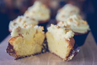 bir tepsi üzerinde pek çok güzel pastalar