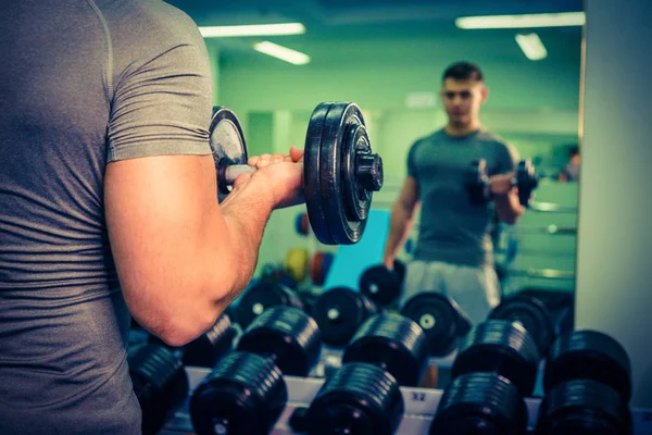 Bodybuilder Στο Γυμναστήριο — Φωτογραφία Αρχείου