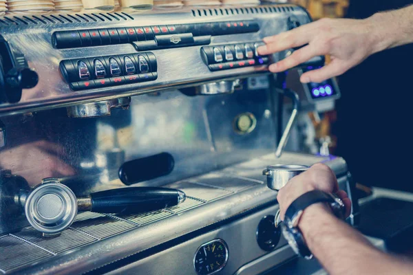 Barman Prepara Caffè Una Macchina Caffè — Foto Stock