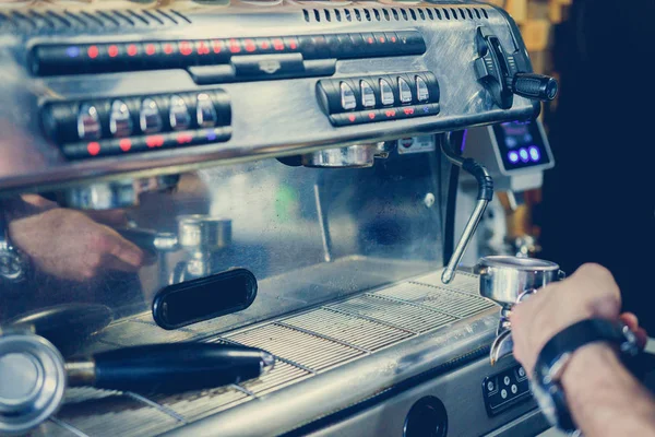 Barmann Bereitet Kaffee Kaffeemaschine — Stockfoto