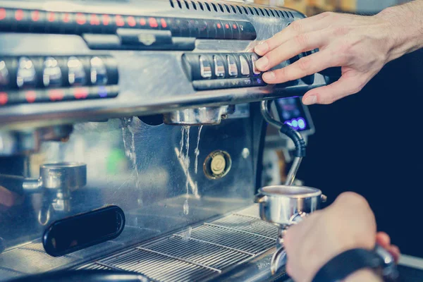 Barman Prepara Caffè Una Macchina Caffè — Foto Stock