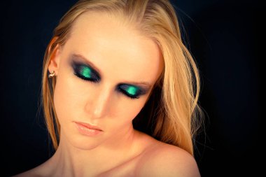 Makyaj yeşil gölgeler ile