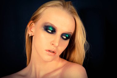 Makyaj yeşil gölgeler ile