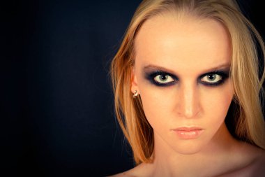 Makyaj yeşil gölgeler ile