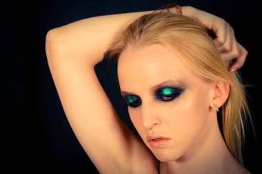 Makyaj yeşil gölgeler ile