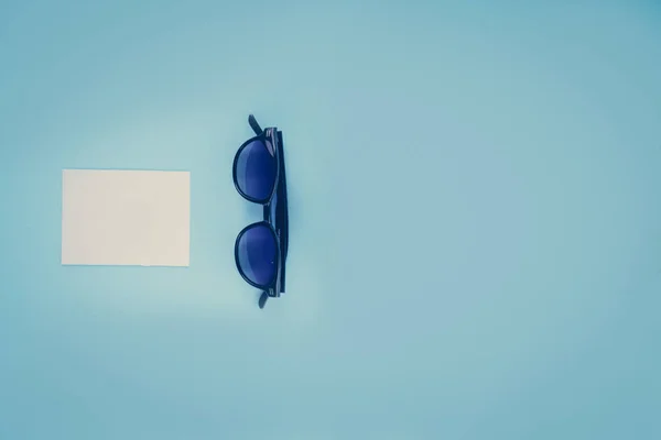 Sapatilhas Óculos Fundo Azul — Fotografia de Stock