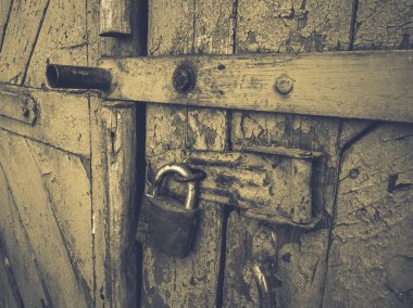 eski kapıyı kilitle