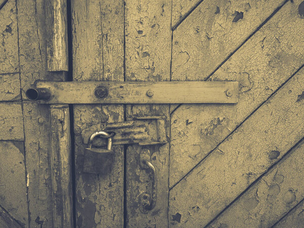 старая коричневая дверь с замком
