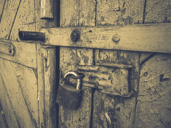 Лок на старую дверь

