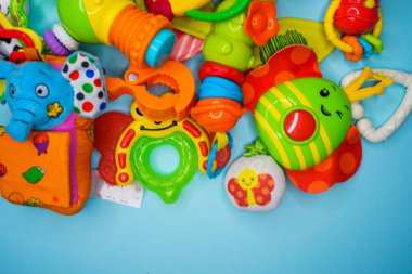 Çocukların oyuncakları çok renkli bir arka plan üzerinde