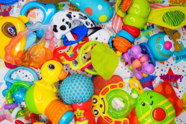 Çocukların oyuncakları çok renkli bir arka plan üzerinde