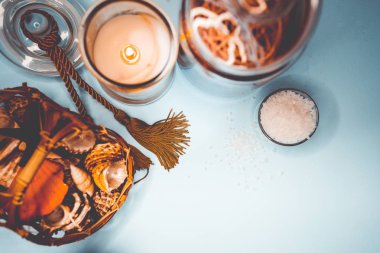 Arka plan spa kabukları mum ve tuz konu üzerinde