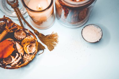 Arka plan spa kabukları mum ve tuz konu üzerinde