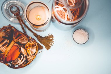 Arka plan spa kabukları mum ve tuz konu üzerinde