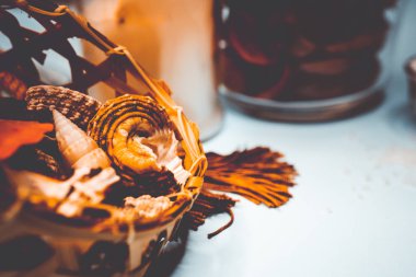 Arka plan spa kabukları mum ve tuz konu üzerinde