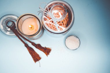 Arka plan spa kabukları mum ve tuz konu üzerinde