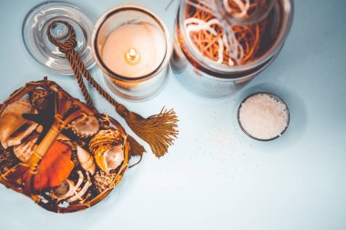 Arka plan spa kabukları mum ve tuz konu üzerinde