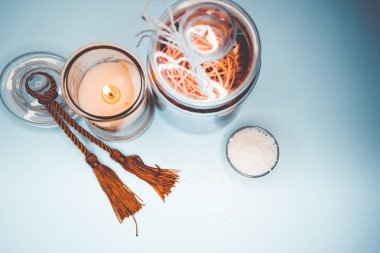 Arka plan spa kabukları mum ve tuz konu üzerinde