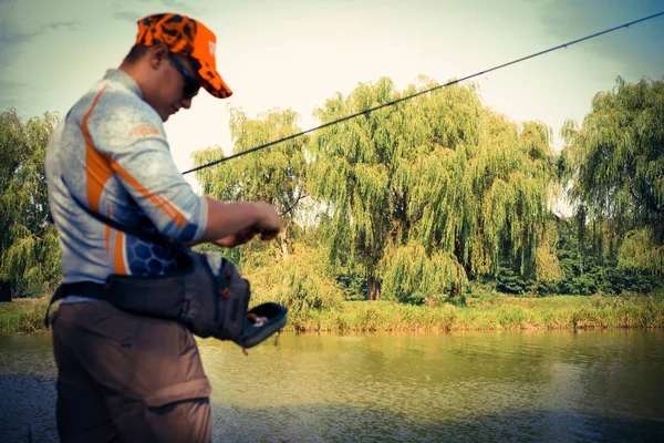 漁師は湖で釣り — ストック写真