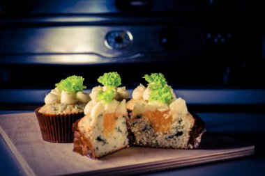 peynir ve salata ile cupcakes