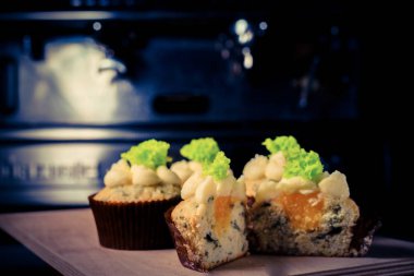 peynir ve salata ile cupcakes