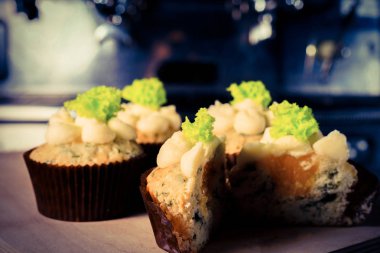 peynir ve salata ile cupcakes