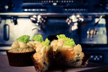 bir tepsi üzerinde pek çok güzel pastalar