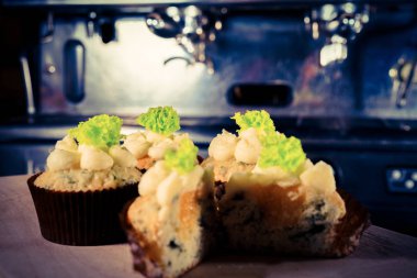 bir tepsi üzerinde pek çok güzel pastalar