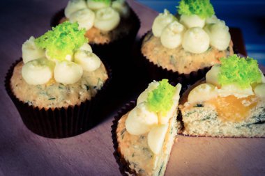 bir tepsi üzerinde pek çok güzel pastalar