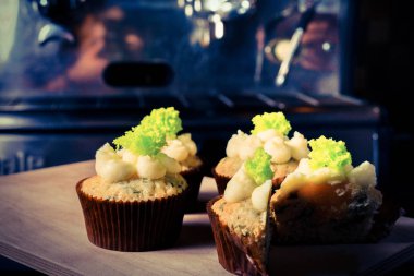 bir tepsi üzerinde pek çok güzel pastalar